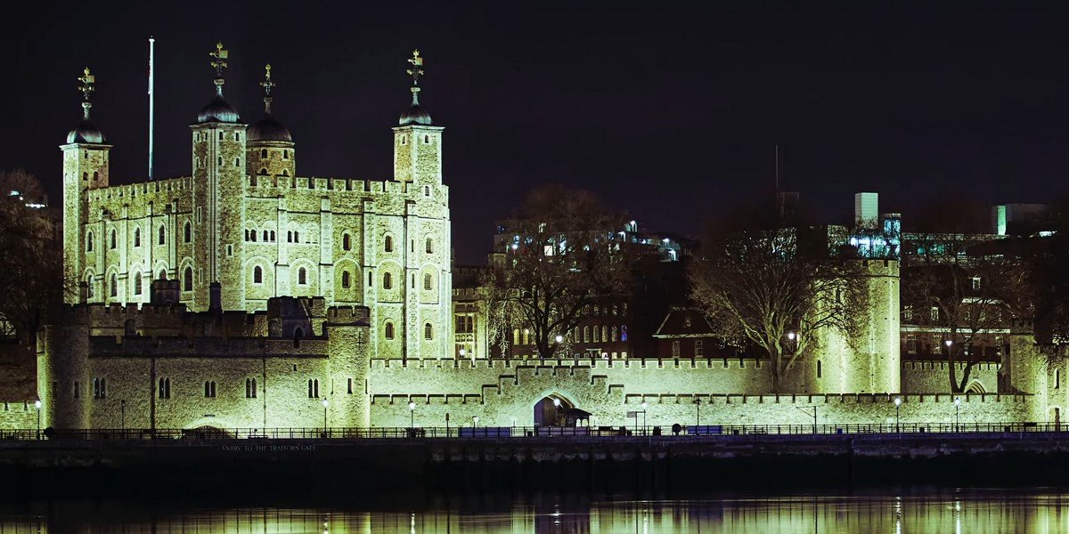 Walking Tour of London’s dark history: Ghost, Ghouls and Gallows with Boat Trip
