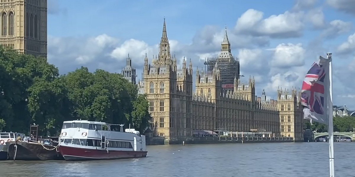 Sightseeing London Thames River Cruise with Tea on Board