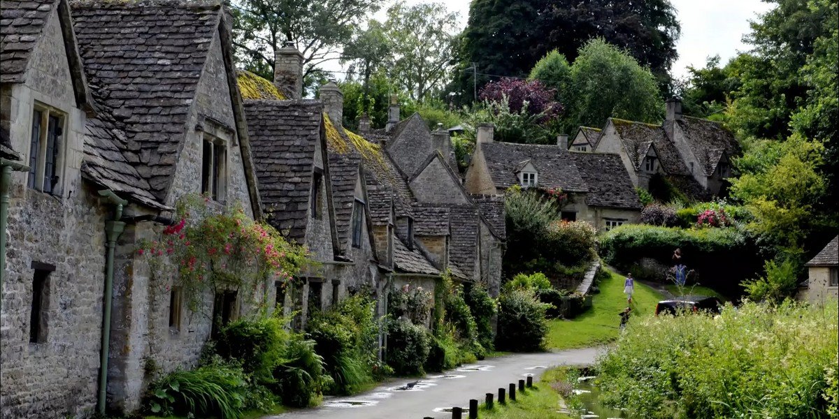 Oxford and Traditional Cotswolds Villages Guided Day Tour, photo 1