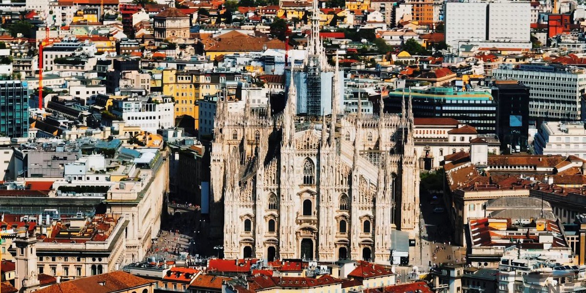 Milan Duomo Guided Tour with Archaeological Area and Rooftops Access