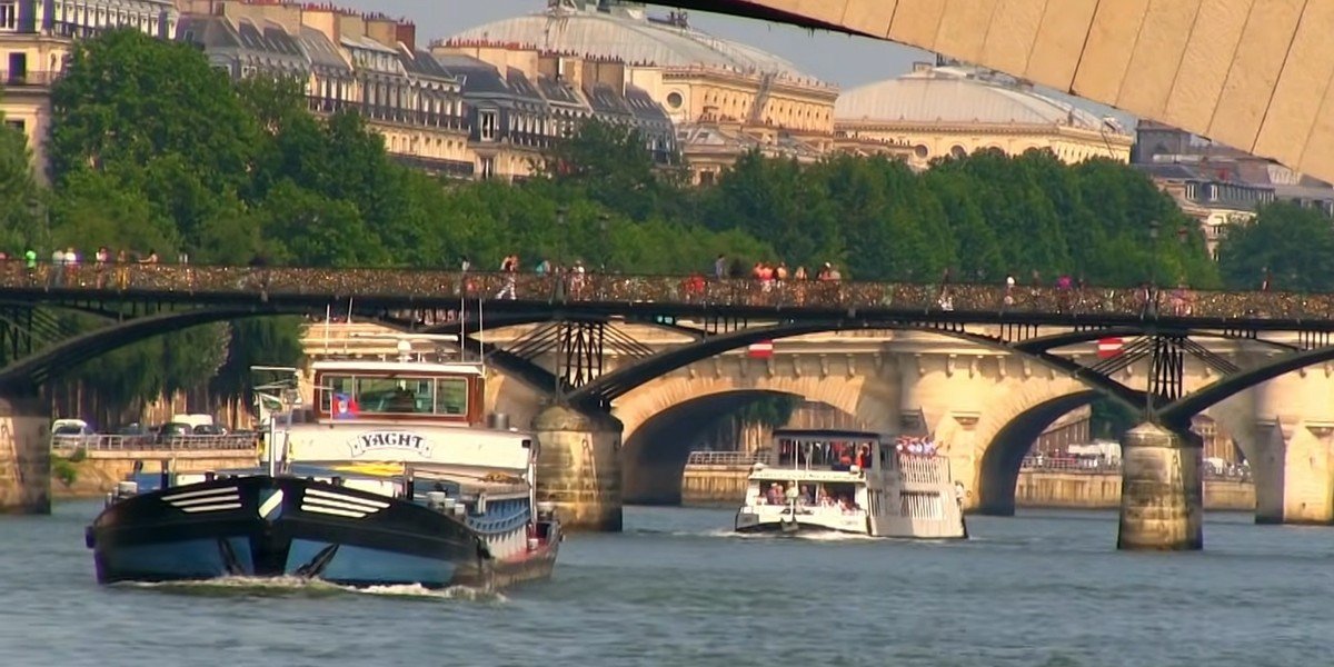 Seine River Cruise with Dinner and Live Music Seine River Cruise with Dinner and Live Music